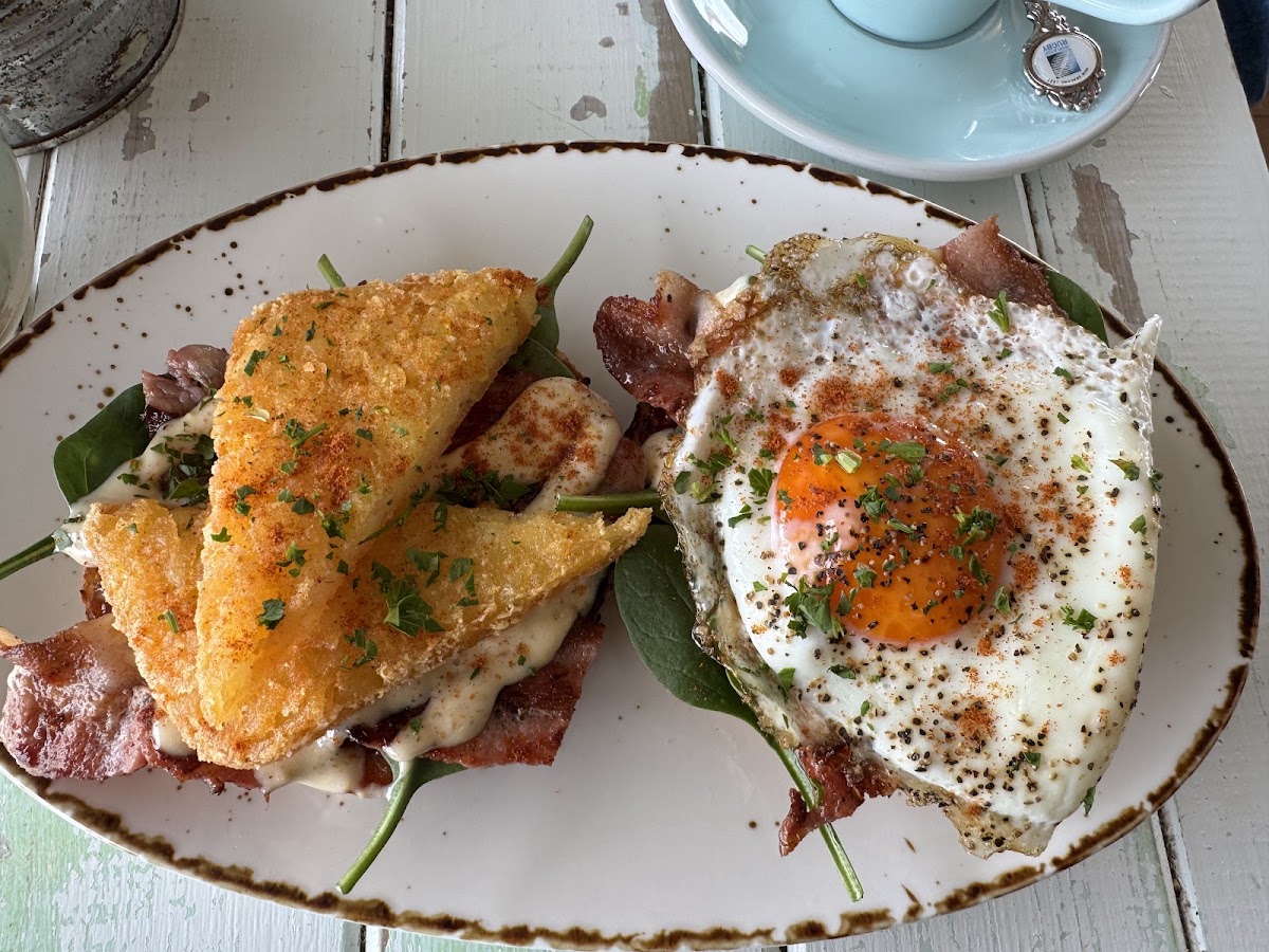 The King bagel with fried egg, bacon and hash brown